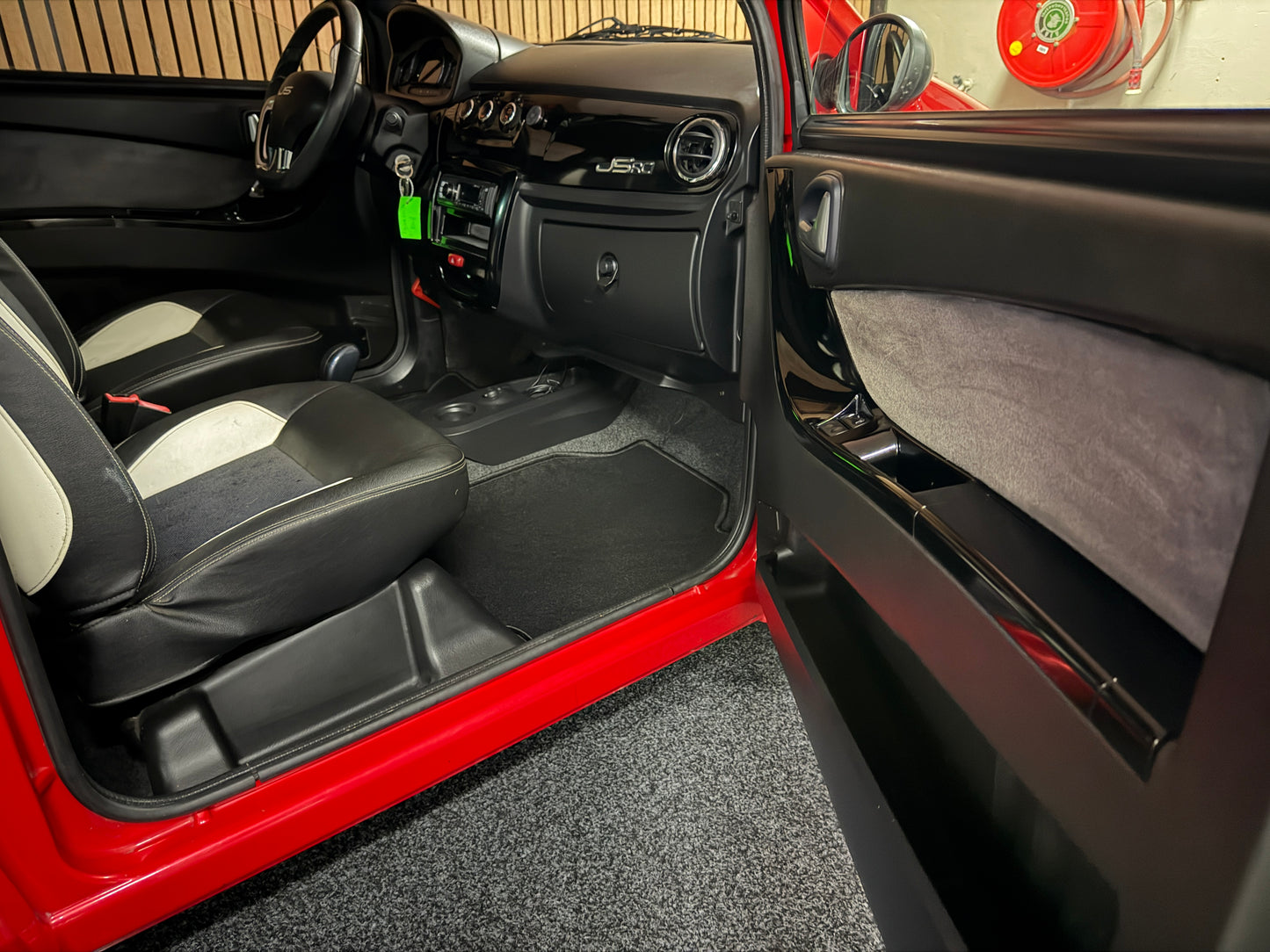 Ligier JSRC Coupé Team 26 Edition| leiser DCI Motor | 45 km/h | Innerhalb 250 KM Kostenlose Lieferung | Mopedauto | Leichtmobile