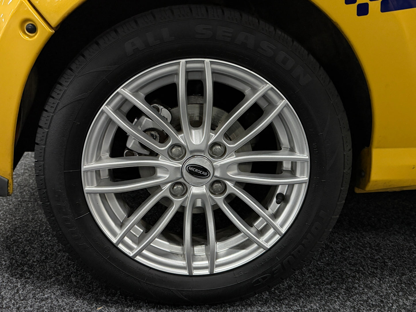 Microcar M.GO F8 Sport Gold | leiser DCI Motor | 45 km/h | Innerhalb 250 KM Kostenlose Lieferung | Mopedauto | Leichtmobile