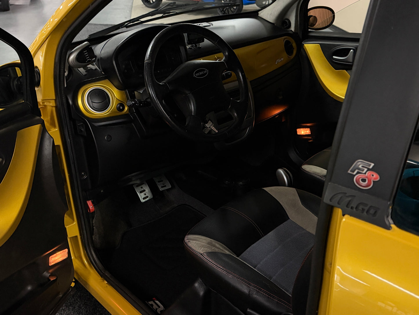 Microcar M.GO F8 Sport Gold | leiser DCI Motor | 45 km/h | Innerhalb 250 KM Kostenlose Lieferung | Mopedauto | Leichtmobile