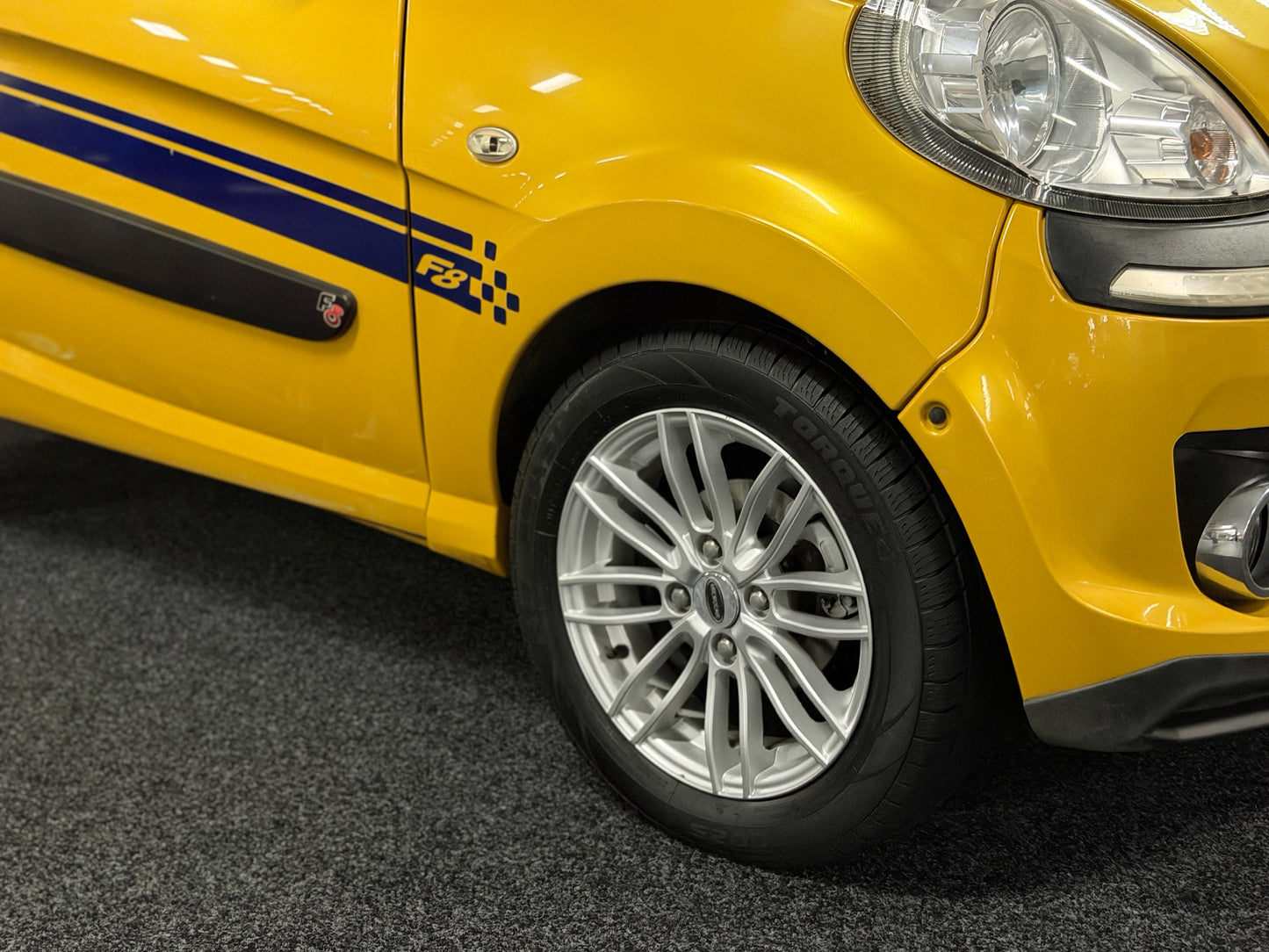 Microcar M.GO F8 Sport Gold | leiser DCI Motor | 45 km/h | Innerhalb 250 KM Kostenlose Lieferung | Mopedauto | Leichtmobile