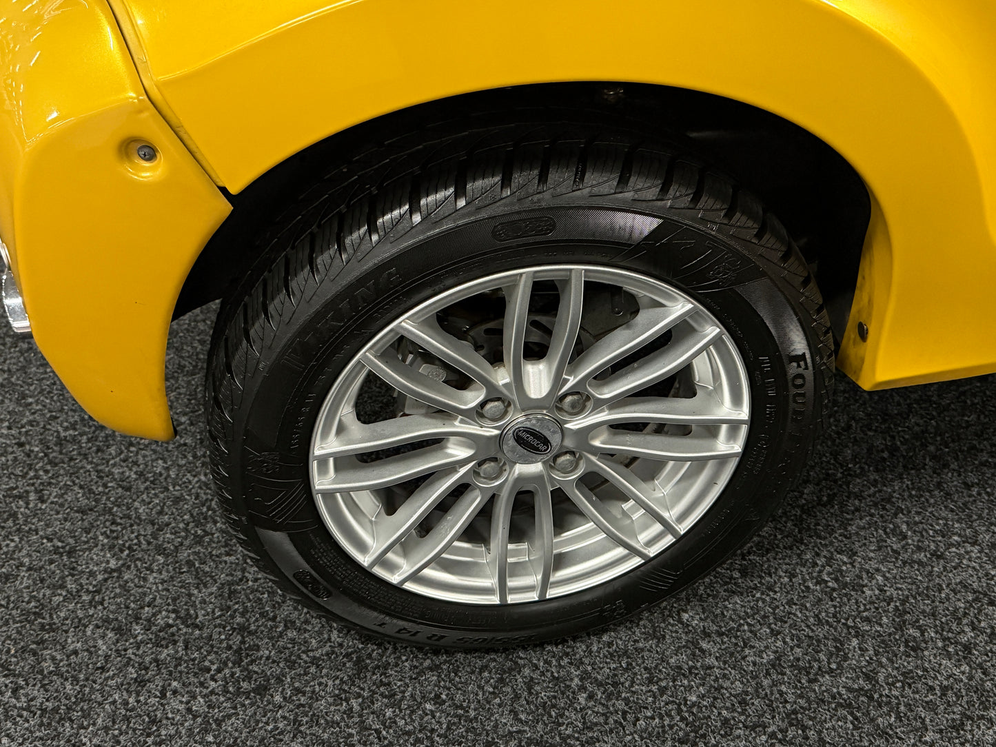 Microcar M.GO F8 Sport Gold | leiser DCI Motor | 45 km/h | Innerhalb 250 KM Kostenlose Lieferung | Mopedauto | Leichtmobile